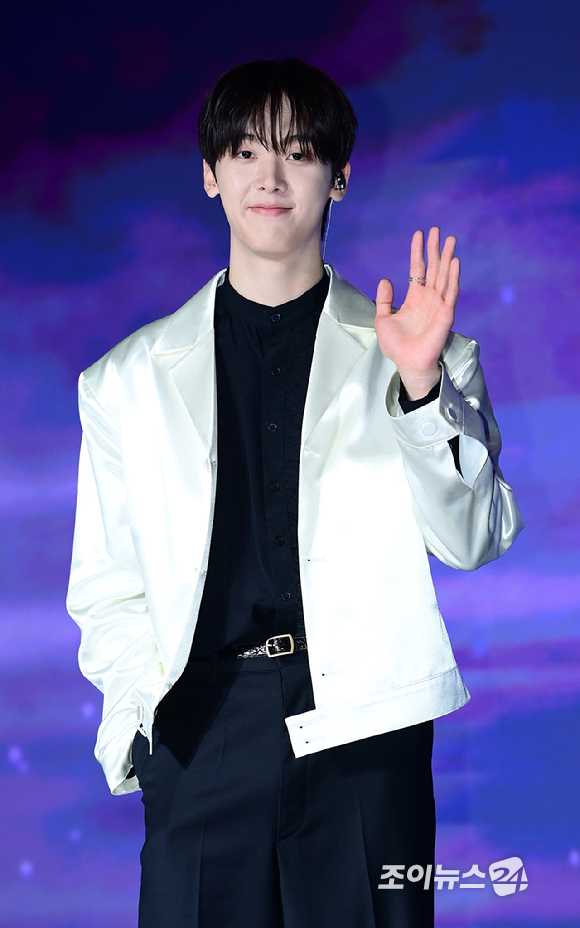 아스트로(ASTRO) 윤산하의 첫 솔로 미니앨범 '더스크'(DUSK) 발매 기념 쇼케이스가 6일 오후 서울 중구 장충동 반얀트리 클럽 앤 스파 서울에서 열렸다. 윤산하가 타이틀곡 '다이브' 무대를 선보이고 있다. [사진=정소희 기자]