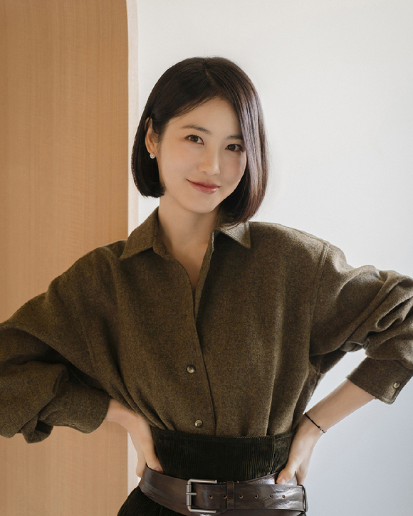 배우 신예은이 JTBC 토일드라마 '백년의 추억' 인터뷰에 앞서 포즈를 취하고 있다. [사진=앤피오]