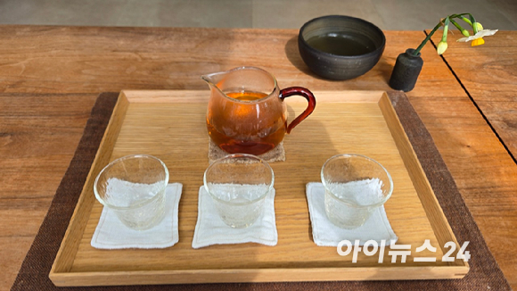 6일 에어비앤비 로컬 체험 콘텐츠 '올티스' 프로그램에서 제공되는 홍차. 자체 농장에서 생산한 차를 팽주(烹主)가 우려 내어준다. [사진=진광찬 기자]