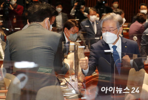 이재명 더불어민주당 대선 후보가 15일 오전 서울 여의도 국회 예결위회의장에서 열린 더불어민주당 의원총회에서 의원들과 인사를 하고 있다.
