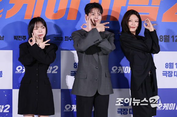 배우 박성웅, 박진주, 려운, 엄정화, 배정남, 최수영, 이상윤이 13일 오전 서울 용산구 CGV 용산아이파크몰점에서 진행된 영화 '오케이 마담2'(감독 이철하) 제작보고회에 참석해 포즈를 취하고 있다. [사진=문수지 기자]