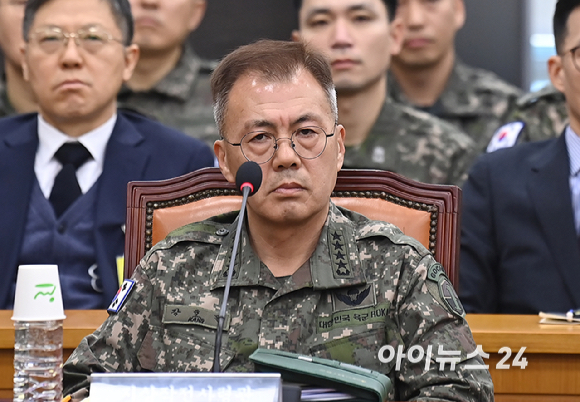 박안수 전 육군참모총장이 21일 오전 서울 여의도 국회에서 열린 윤석열 정부의 비상계엄 선포를 통한 내란 혐의 진상규명 국정조사특별위원회 전체회의에서 출석하고 있다. [사진=곽영래 기자]