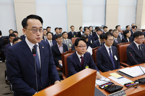 허철훈 중앙선거관리위원회 사무총장이 15일 서울 여의도 국회에서 열린 행정안전위원회의 중앙선거관리위원회, 인사혁신처 등에 대한 국정감사에서 인사말하고 있다. [사진=연합뉴스]