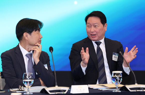 SK하이닉스, AI 환경연구소 설립…최태원 "반도체 친환경 전환 앞장"
