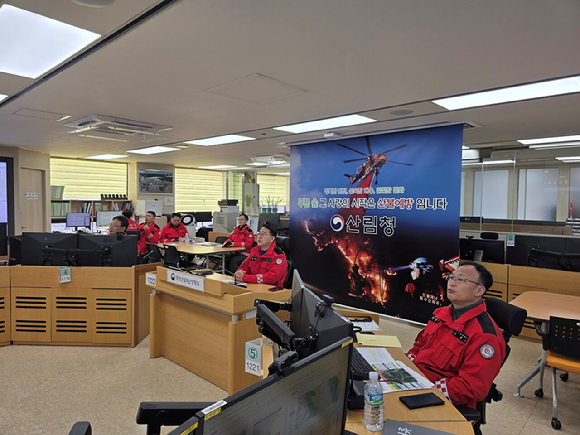 김인호 산림청장이 1월 10일 경상북도 의성군 산불과 관련해 회의를 주재하고 있다. [사진=산림청]