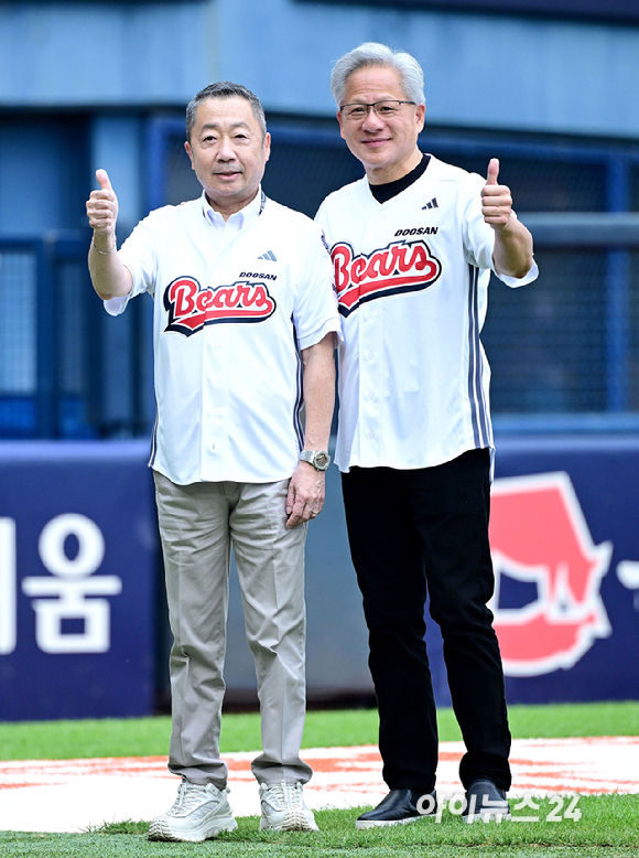 젠슨 황 엔비디아 최고경영자(CEO)와 박정원 두산그룹 회장(두산베어스 구단주)이 7일 오후 서울 잠실야구장에서 열린 KBO리그 두산과 키움의 경기에서 시구에 앞서 인사를 하고 있다. [사진=사진공동취재단]