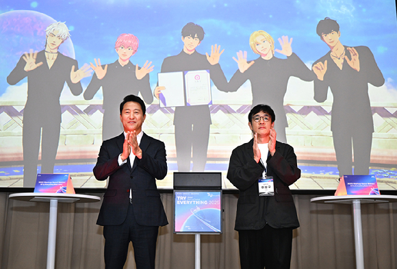 오세훈 서울시장이 12일 서울시청에서 열린 '2025 스타트업 서울 홍보대사·Try Everything 홍보단' 위촉식에서 이성구 블래스트 대표(오른쪽), 플레이브와 기념 촬영을 하고 있다. [사진=서울시]