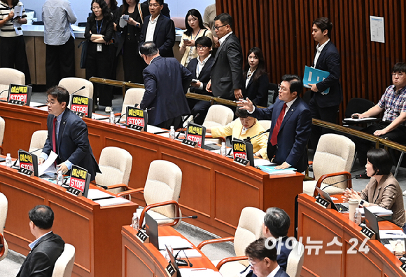 박형수 국회 예산결산특별위원회 국민의힘 간사와 위원들이 30일 오전 서울 여의도 국회에서 열린 예산결산특별위원회 제1차 전체회의에서 정회를 요구하며 퇴장하고 있다. [사진=곽영래 기자]