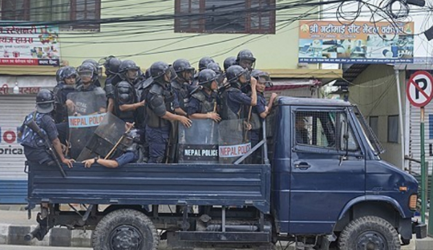 분노한 학생들 거리로 네팔 시민들이 지난 8일(현지시간) 수도 카트만두의 의사당 인근에서 정부의 SNS 차단 조처에 항의하는 시위를 하고 있다. [사진=AFP/연합뉴스]
