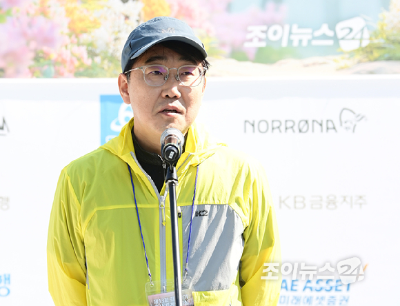 김수진 (사)고대산악회 회장이 25일 서울 강북구 우이동 만남의 광장에서 열린 산악인 오은선 대장과 함께하는 '제13회 희망찾기 등산&middot;트레킹 교실' 개막식에서 축사를 하고 있다. [사진=정소희 기자]