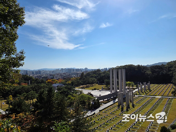 17일 오전 9시 서울 강북구 북한산 일대에서 '스타 더윈드와 함께하는 팬트레킹-제14회 희망찾기 등산&middot;트레킹 교실'(이하 희망찾기 트레킹)이 열렸다. 사진은 북한산 둘레길에서 바라본 국립4.19민주묘지 전경. [사진=이미영 기자]