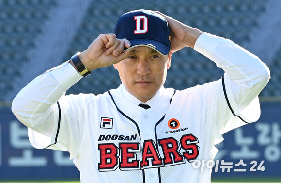 두산 베어스 제11대 감독으로 취임한 이승엽 신임 감독이 18일 오후 서울 잠실야구장에서 열린 취임식에서 기념촬영을 하고 있다. [사진=김성진 기자]