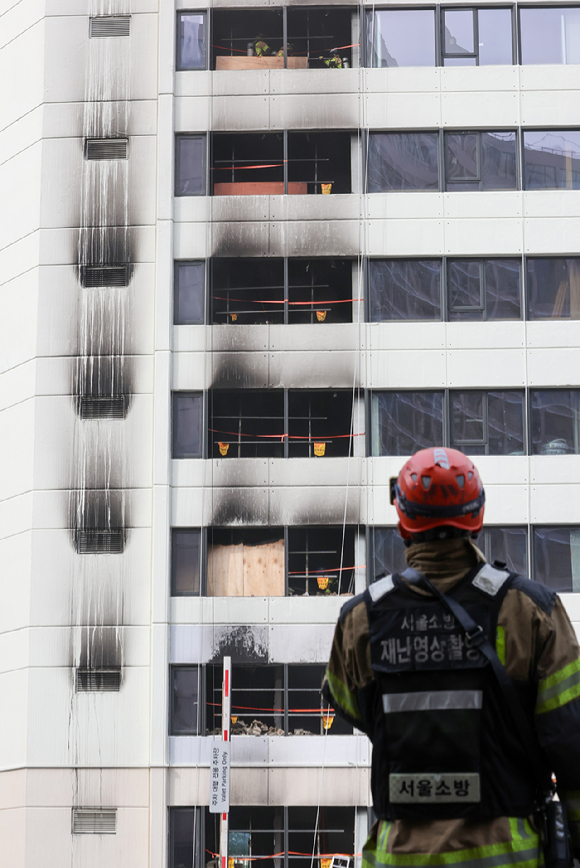 21일 서울광장 인근 서울센터빌딩에서 화재가 발생, 검게 그을려 있다. [사진=연합뉴스]
