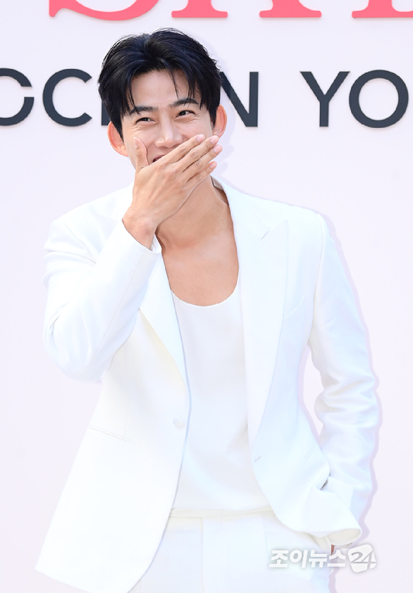 2PM 옥택연이 3일 오후 서울 성동구 성수동 앤더슨씨에서 열린 SK-II 팝업스토어 오픈 기념 포토 행사에 참석하고 있다. [사진=정소희 기자]