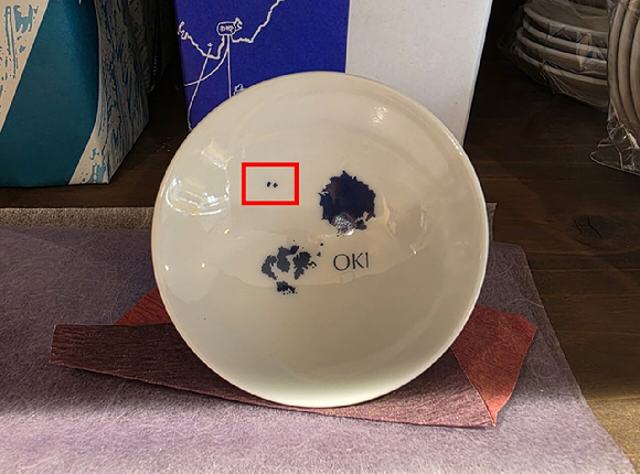 일본 시마네현 오키섬 여객터미널 내 상점에 판해하고 있는 독도 술잔 (빨간색 네모 : 독도). [사진=서경덕 교수 제공 ]