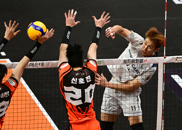 우리카드 선수들이 득점 이후 기뻐하고 있다. [사진=한국배구연맹(KOVO)]