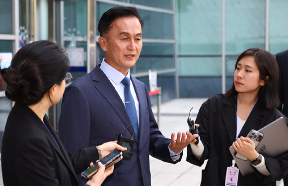 행정안전부 경찰국 설치에 반발해 '전국경찰서장회의'(총경 회의)를 주도해 정직 처분을 받은 류삼영 전 총경이 18일 오후 서울 서초구 서울행정법원에서 열린 경찰청장을 상대로 낸 정직처분취소 소송 선고기일을 마치고 법원을 나서며 입장을 밝히고 있다. [사진=뉴시스]