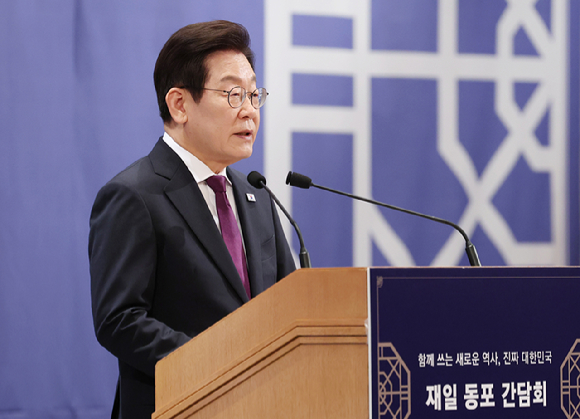 이재명 대통령이 23일 일본 도쿄의 한 호텔에서 열린 재일동포 오찬 간담회에 참석해 발언하고 있다. [사진=연합뉴스]