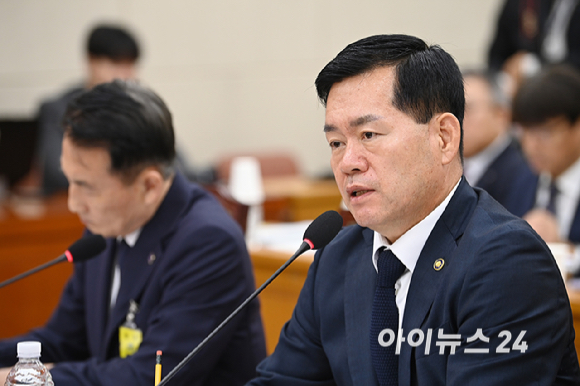 석종건 방위사업청장이 17일 서울 여의도 국회에서 열린 국방위원회의 방위사업청 등 국정감사에서 질의에 답하고 있다. [사진=곽영래 기자]