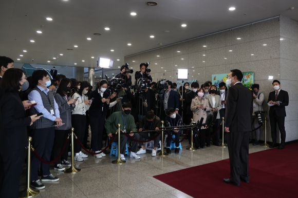 윤석열 대통령이 11일 서울 용산 대통령실 청사로 출근하며 취재진 질문에 답변하고 있다. 2022.10.11. [사진=대통령실]