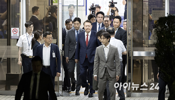 12.3 비상계엄 사태 관련 내란 혐의를 받는 윤석열 전 대통령이 9일 서울 서초구 서울중앙지방법원에서 구속 전 피의자 심문(영장실질심사)을 마치고 대기 장소인 서울구치소로 이동하고 있다. [사진=사진공동취재단]