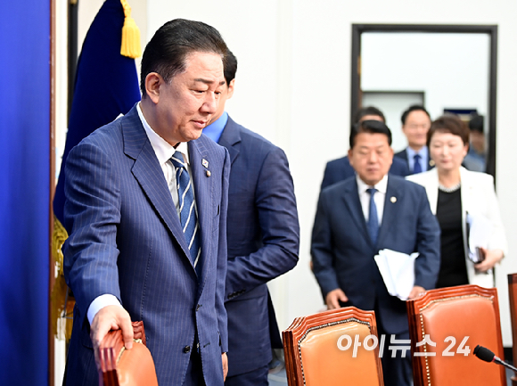 김병기 당대표 직무대행 겸 원내대표가 18일 오전 서울 여의도 국회에서 열린 최고위원회의에 참석하고 있다. [사진=곽영래 기자]