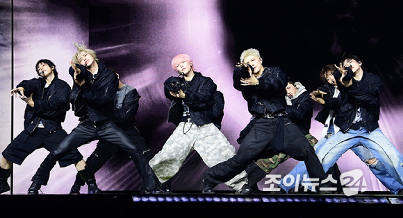 그룹 앤팀이 28일 오후 서울 용산구 한남동 블루스퀘어에서 열린 &TEAM(앤팀) 한국 데뷔 앨범 미니 1집 'Back to Life'(백 투 라이프)발매 기념 쇼케이스에 참석해 앨범과 동명의 타이틀곡 'Back to Life' 무대를 선보이고 있다. [사진=정소희 기자]