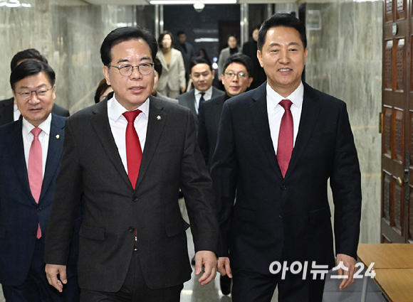 송언석 국민의힘 원내대표와 오세훈 서울시장이 2일 국회에서 열린 국민의힘-서울특별시 부동산정책협의회에 참석하고 있다. [사진=곽영래 기자]