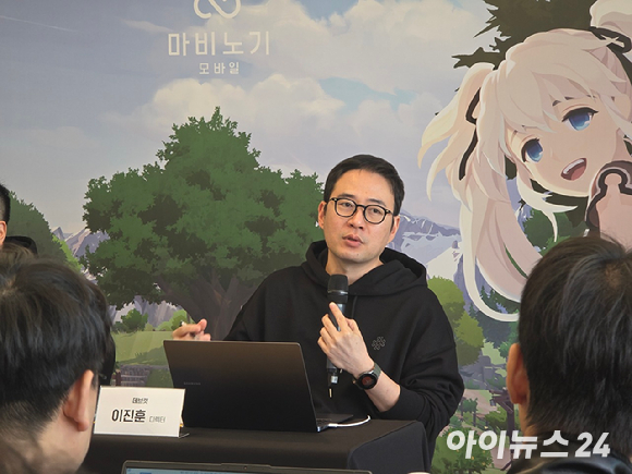 강민철(왼쪽) 넥슨 마비노기 모바일 사업실장, 이진훈 데브캣 마비노기 모바일 디렉터가 20일 서울 성수 KT&G 상상플래닛에서 열린 '마비노기 모바일' 공동 인터뷰에서 기념촬영을 하고 있다. [사진=박정민 기자]