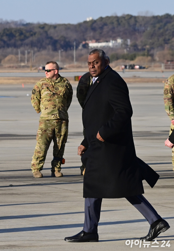 로이드 오스틴 미국 국방장관이 지난 30일 오후 경기 오산 공군기지를 통해 입국하고 있다. [사진=사진공동취재단]