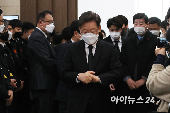 이재명 더불어민주당 대선 후보가 7일 오후 경기 평택시 제일장례식장에 마련된 평택 냉동창고 화재 순직 소방관들의 빈소를 찾아 조문하고 있다. [사진=국회사진취재단]