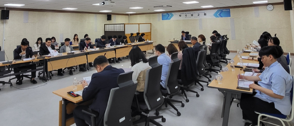 황효진 인천광역시 글로벌도시정무부시장이 주재한 가운데 13일 시청에서 청년 정책 기본 계획 착수 보고회가 열리고 있다. [사진=인천시]