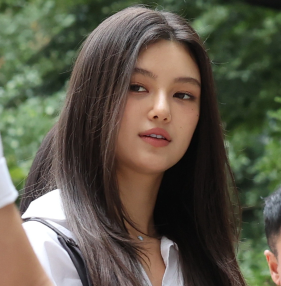 기획사 어도어와 전속계약 분쟁 중인 그룹 뉴진스의 다니엘이 14일 서울 서초구 서울중앙지방법원에서 열린 전속계약 유효확인 소송 1심 조정을 위해 법원으로 들어서고 있다. [사진=연합뉴스]