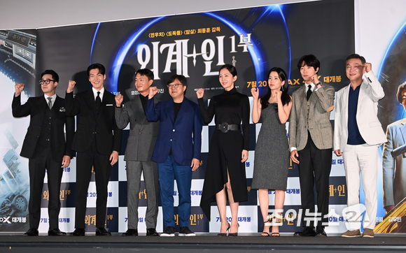 (왼쪽부터)배우 소지섭-김우빈-조우진-최동훈 감독-배우 염정아-김태리-류준열-김의성이 13일 오후 서울 CGV용산아이파크몰에서 열린 영화 '외계+인' 1부(감독 최동훈) 언론시사회에 참석하고 있다. [사진=정소희 기자]