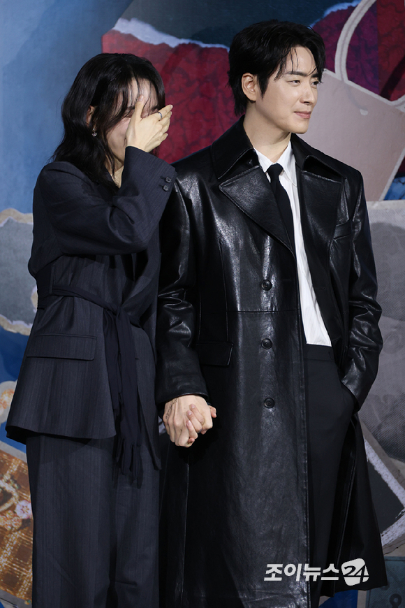 배우 신혜선, 이준혁이 10일 오전 서울 중구 장충동 앰배서더 서울 풀만 호텔에서 열린 넷플릭스 시리즈 '레이디 두아' 제작발표회에 참석해 포즈를 취하고 있다. [사진=문수지 기자]