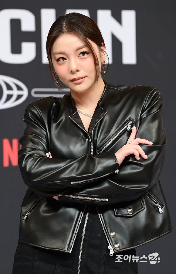 가수 에일리가 12일 오후 서울 양천구 목동 SBS사옥에서 열린 SBS 스튜디오 프리즘 신규 예능 '베일드 뮤지션' 한국편 제작발표회에 참석하고 있다. [사진=정소희 기자]