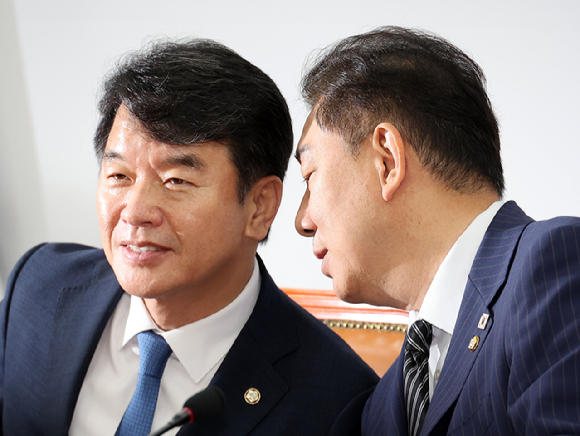 더불어민주당 김병기 당대표 직무대행 겸 원내대표가 3일 서울 여의도 국회에서 열린 정책조정회의에서 문진석 원내수석부대표와 대화하고 있다. 2025.7.3 [사진=연합뉴스]
