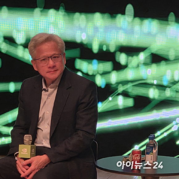젠슨 황 엔비디아 CEO가 지난 10월 31일 경주예술의전당 원화홀에서 열린 프레스 컨퍼런스에서 잠시 숨을 고르는 모습. [사진=박지은 기자]