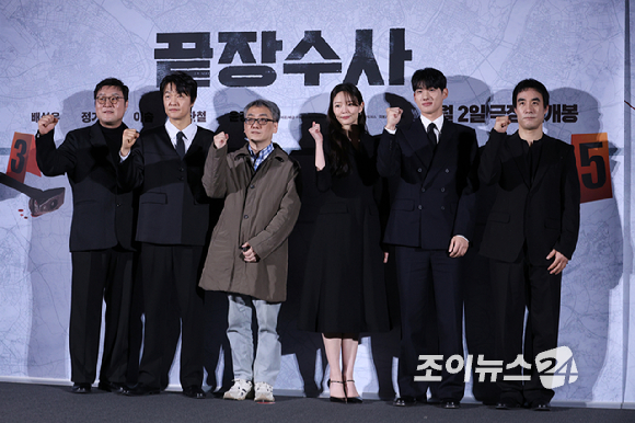 배우 윤경호, 조한철, 이솜, 정가람, 배성우가 9일 오전&nbsp;서울 CGV 용산아이파크몰점에서 열린 영화 '끝장수사'(감독 박철환) 제작보고회에 참석해 포즈를 취하고 있다. [사진=문수지 기자]