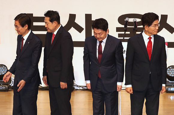 12일 오후 부산 해운대구 벡스코에서 열린 에서 당대표 후보들이 단상에 오르고 있다. 왼쪽부터 조경태, 장동혁, 안철수, 김문수 후보. [사진=연합뉴스]
