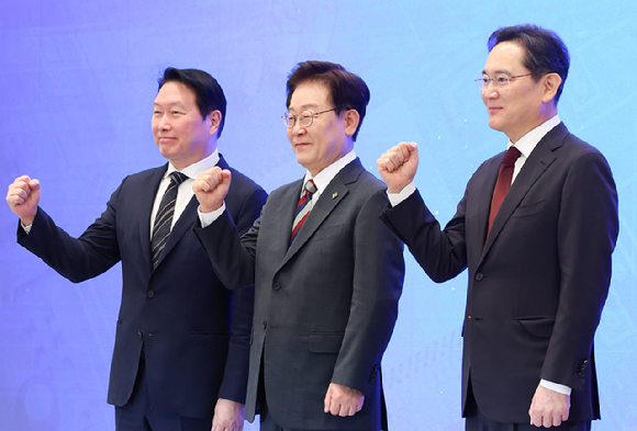 이재명 대통령과 이재용 삼성전자 회장, 최태원 SK그룹 회장이 29일 청와대에서 열린 3대 메가프로젝트 국민보고회에서 기업 투자 발표 후 기념촬영을 하고 있다. 2026.6.29 [사진=청와대통신사진기자단]