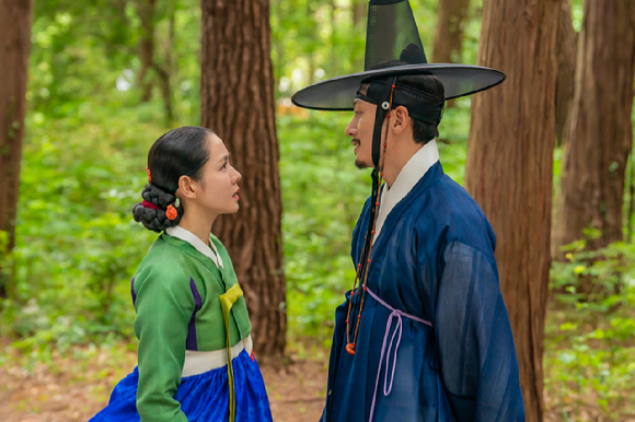 배우 손예진과 지창욱이 넷플릭스 시리즈 '스캔들'에서 호흡을 맞추고 있다. [사진=넷플릭스]