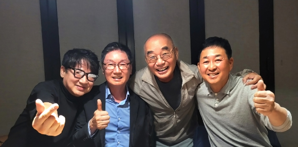 이영하밴드가 울릉도를 찾는다. 가수 이장희 씨와 함께 울릉도에서 6월 1!2일 양일간 나눔 콘서트를 개최한다. 밴드 멤버인 배우 이영하, 프로듀서 설도윤, 가수 이장희, 문보상 '스테이 너와' 대표(이상 왼쪽부터). [사진=클립서비스]