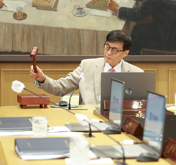 이창용 한국은행 총재가 10일 오전 서울 중구 한국은행에서 열린 금융통화위원회 본회의에서 의사봉을 두드리고 있다. [사진=사진공동취재단]