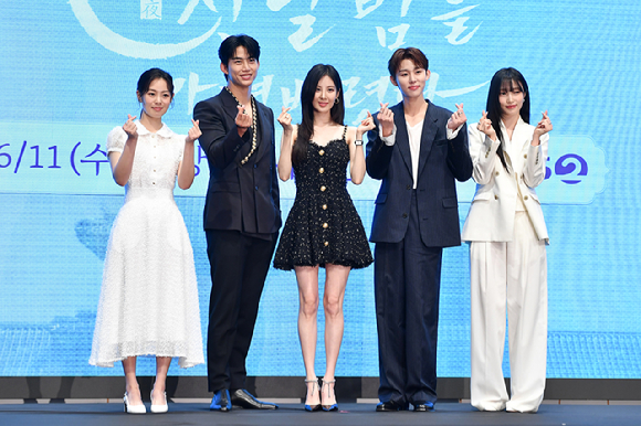 배우 권한솔, 그룹 2PM 옥택연, 소녀시대 서현, 배우 서범준, 지혜원이 11일 오후 서울 구로구 신도림동 더세인트에서 진행된 KBS2 새 수목드라마 '남주의 첫날밤을 가져버렸다' 제작발표회에 참석해 포즈를 취하고 있다. [사진=문수지 기자]