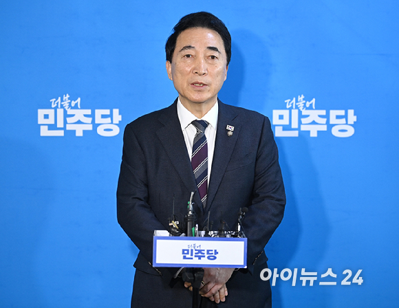 박수현 더불어민주당 수석대변인이 22일 국회에서 정청래 대표의 조국혁신당과의 합당 제안 관련 브리핑을 하고 있다. [사진=곽영래 기자]