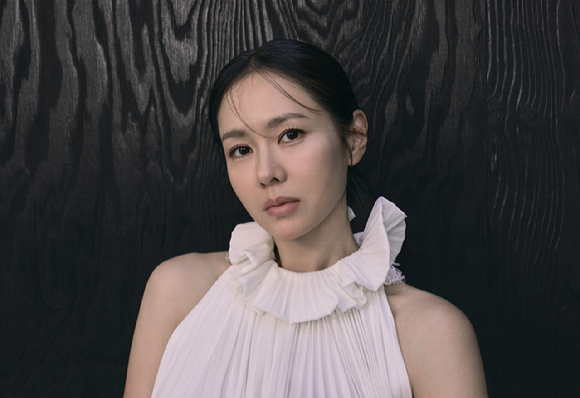 배우 손예진이 넷플릭스 시리즈 '스캔들' 인터뷰에 앞서 포즈를 취하고 있다. [사진=넷플릭스]