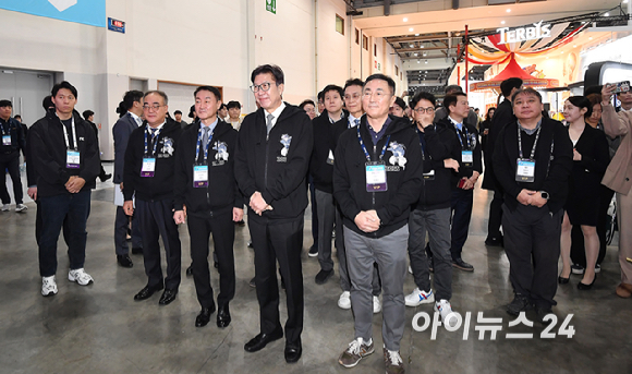 13일 부산 해운대구 벡스코에서 열린 국제게임전시회 '지스타 2025'에서 박형준 부산시장, 엔씨소프트 박병무 대표이사 등 참석자들이 부스를 둘러보고 있다. [사진=곽영래 기자]