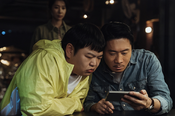 배우 진선규가 쿠팡플레이, 지니 TV 오리지널 시리즈 'UDT: 우리 동네 특공대' 인터뷰에 앞서 포즈를 취하고 있다. [사진=쿠팡플레이, 지니 TV 오리지널 시리즈]