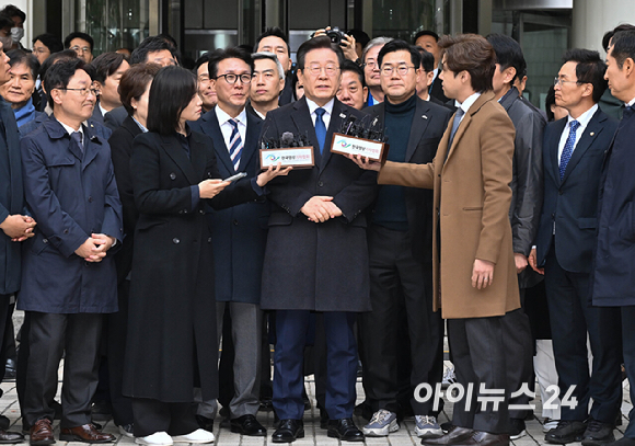 이재명 더불어민주당 대표가 25일 서울 서초구 중앙지방법원에서 위증교사 혐의 재판 1심 선고 무죄 판결을 받은 후 법원을 떠나고 있다. [사진=사진공동취재단]